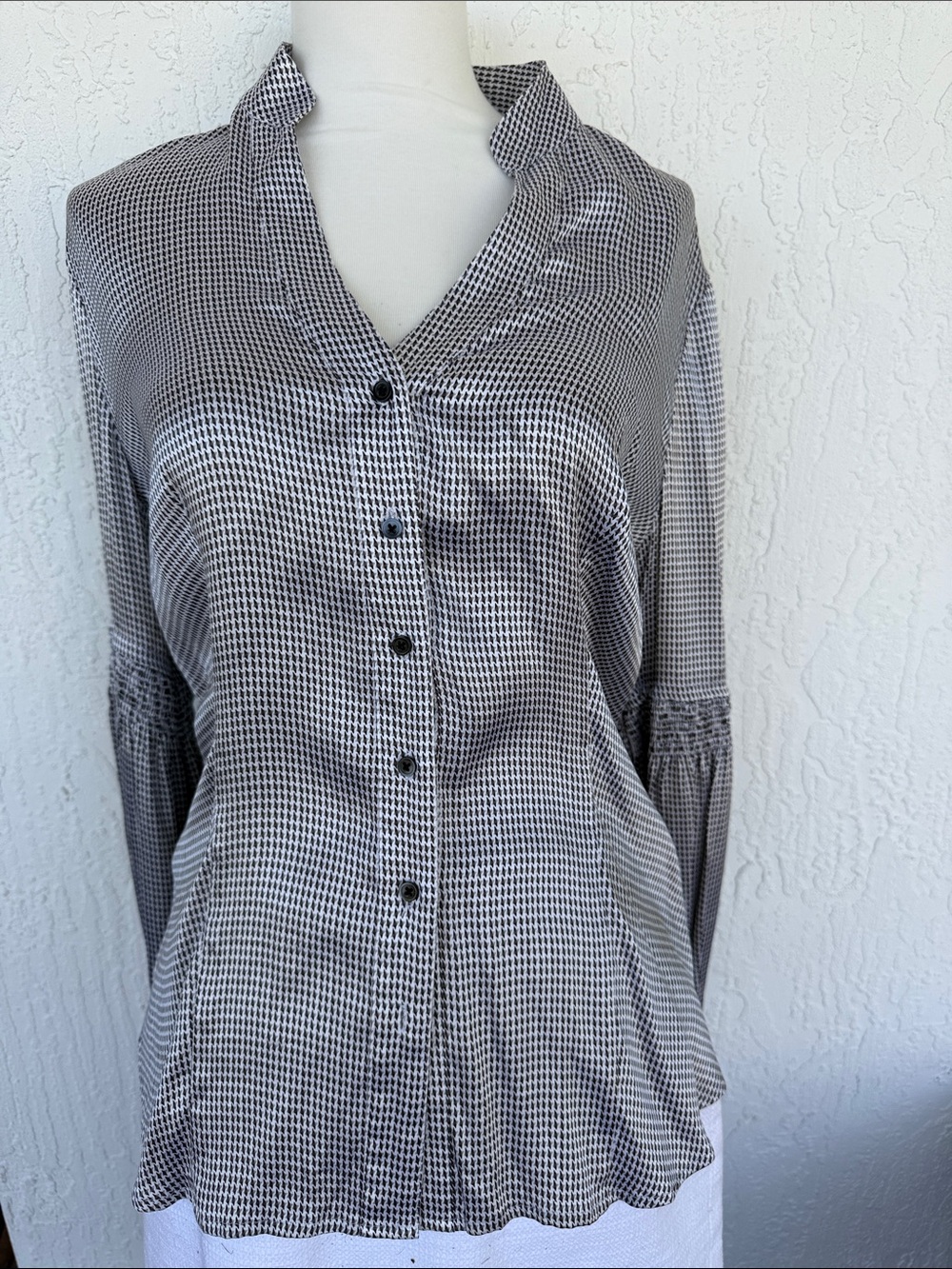 Express Black and White Button-Front Shirt